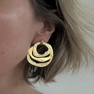 Boucles d'oreilles créoles classiques en laiton gravé à la main, plaqué or, multi-anneaux, légères, pour soirée - Product Image 1