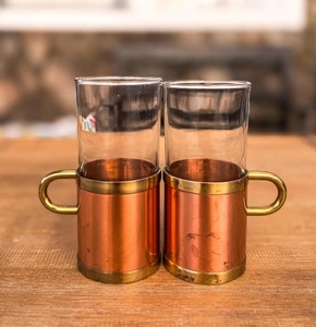 Taza de té de vidrio de diseño con soporte de cobre, juego de 2, perfecta para servir té, café, capuchino y latte, venta al por mayor desde India. - Product Image 1