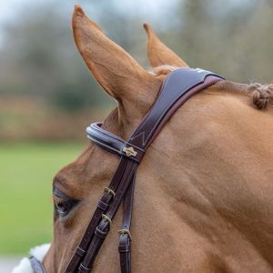 Cabezada para caballo OEM de cuero genuino trenzado a mano, ajustable, con nudos de futurity en cuero crudo beige y cuero marrón - Product Image 3