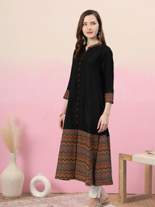 Kurta negra de rayón y algodón para mujer, con estampado en zigzag, cuello alto, mangas tres cuartos, diseño étnico global. - Product Image 6