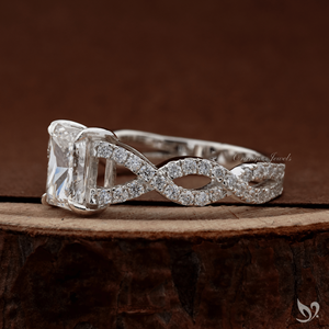 Anillo de Compromiso con Diamante Radiante de 1 Quilate Cultivado en Laboratorio, Certificado IGI, Banda Cruzada con Pavé, Oro Blanco de 10K - Product Image 3