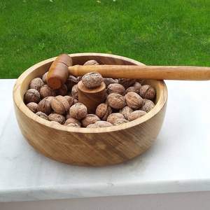 Cuenco de madera premium para romper nueces con martillo, diseñado para un almacenamiento y rompido organizados de nueces. - Product Image 1