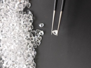 Topacio Blanco Natural de 4MM con Corte Trillón, Gema Suelta de la Mejor Calidad para la Fabricación de Joyas - Product Image 1