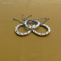 Nouveau bracelet cauri fait à la main de Bali de haute qualité