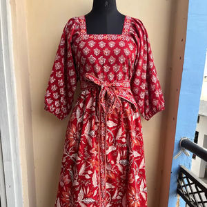 Robe d'été en coton à col rond, taille naturelle, imprimée à la main, longueur genou, avec ceinture, motif floral, écologique, style bohème, coupe ample - Product Image 1