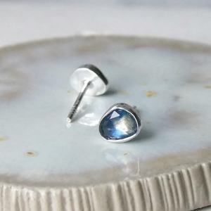 Boucles d'oreilles clous en argent sterling plaqué or avec saphir bleu naturel taillé en forme de rose pour anniversaire et soirée - Bijoux personnalisés pour femmes - Product Image 2