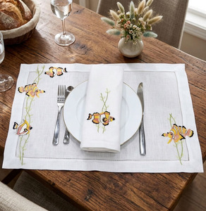 Ensemble de sets de table et serviettes personnalisés en lin blanc brodé, motif poissons jaunes traditionnels et mignons, avec ourlet festonné, lavable en machine, pour la maison - Product Image 1
