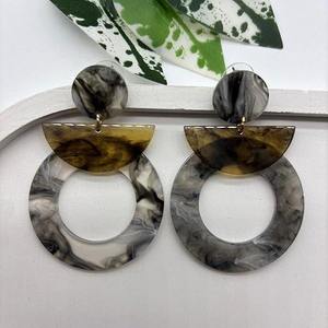 Boucles d'oreilles en résine faites à la main de qualité supérieure, bijoux légers et tendance, accessoire élégant, fournisseur en gros - Product Image 1