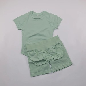 ชุดโยคะไร้รอยต่อ ชุดออกกำลังกายผู้หญิง เสื้อแขนสั้นรัดรูป กางเกงยิมขาสั้นรัดสะโพก ชุดออกกำลังกายผู้หญิง ชุด 2 ชิ้น - Product Image 2