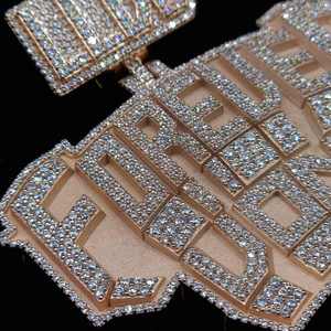 Colgante de Lujo de Plata 925 con Logotipo Personalizado, Diamante Moissanita VVS de Gran Tamaño de 3 Pulgadas con Engaste de Garra, Diseño de Medalla Redonda - Product Image 3