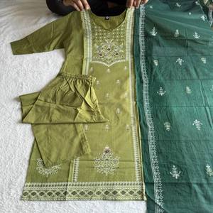 Ensemble Kurti Pantalon Dupatta VASTRA COTTAGE en Coton Pur avec Imprimé à la Main Pista et Dupatta Ornée de Miroirs – Tenue Élégante - Product Image 2
