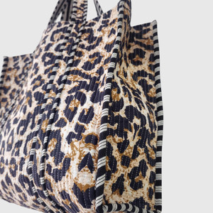 Bolso de mano de lona con estampado de leopardo, diseño moderno con parte superior abierta para ir de compras en todas las estaciones - Product Image 2