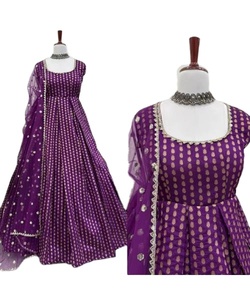 Robe Salwar Kameez en Georgette violette brodée, avec bas et dupatta, pour mariage, travail de sequins, col à nœud, tissu en soie jacquard lavé - Product Image 1