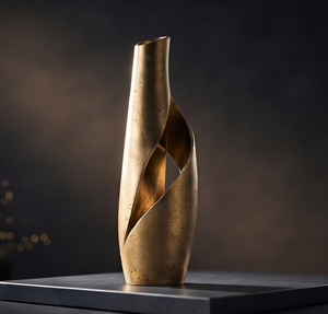 Vase en métal doré spirale creuse haut de gamme, surface sculptée élégante, support à fleurs pour centres de table de mariage, approvisionnement - Product Image 3