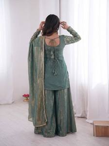 Conjunto Kurti Palazzo Elegante para Mujer en Oferta con Bordado Rico, Dupatta de Seda y Borde Decorativo de Encaje, Colección de Moda - Product Image 2