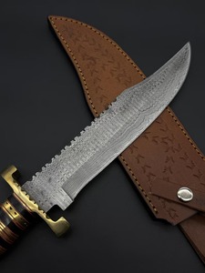 Couteau de chasse artisanal en acier Damas avec lame à pointe dentelée et étui en cuir, conception à lame pleine longueur - Product Image 4