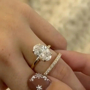 Anillo de Compromiso y Boda de Plata de Ley 925 con Diseño Premium, Corte Ovalado de Moissanita, Halo Oculto y Claridad VVS para Mujer - Product Image 6