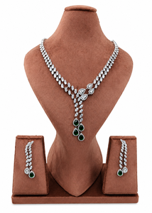 Elegante conjunto de collar con esmeraldas en forma de gota de agua, chapado en rodio sobre latón, con dos filas de cristales marquesa, ideal para bodas. - Product Image 1