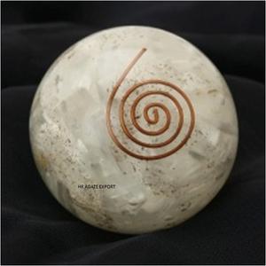 Esfera de Ágata Religiosa con Virutas de Piedra Lunar Arcoíris de Cristal y Símbolo Hamsa, Bola de Orgón Curativa Hecha a Mano y Ecológica - Product Image 6