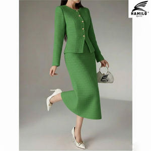 ชุดกระโปรง OEM แบบยั่งยืนสำหรับผู้หญิง เสื้อครอปท็อปมีฮู้ดพร้อมลายพิมพ์โลโก้ลำลอง ชุดกระโปรงครอปท็อปมีฮู้ดสำหรับฤดูหนาว - Product Image 6