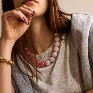 Collier Lariat Bohème Arc-en-ciel Multicolore en Résine Façonnée à la Main Écologique pour Femme, Bijou de Luxe avec Pierres Précieuses Colorées - Product Image 3