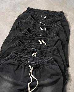 เสื้อฮู้ดซิปเต็มตัวสีดำสไตล์วินเทจสำหรับผู้ชาย ลวดลายย้อมสีแบบแอซิดวอช พร้อมกางเกงคาร์โก้เข้าชุด  รับผลิตแบบ OEM ODM ขายส่งเสื้อผ้า - Product Image 2