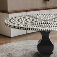 Table à manger de luxe Belladec moderne en noir et blanc avec incrustations géométriques en os, écologique et faite à la main (table console à piétement unique)