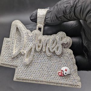 Colgante de Plata 925 Personalizado con Letra y Diamante Moissanita, Colgante con Logotipo de Casco Esmaltado y Diamantes Incrustados - Product Image 1
