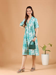 Vestido al por mayor de georgette lavable, azul turquesa con estampado floral, corte A, cuello en V, manga corta, largo midi y bajo acampanado. - Product Image 2