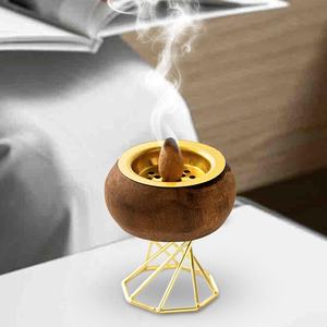 Encensoir contemporain en bois naturel Oud avec base décorative en métal doré pour la fragrance d'intérieur et la méditation - Product Image 5