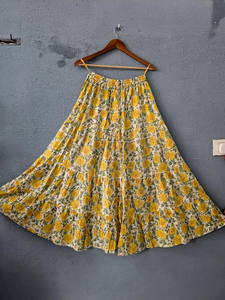 Eleva tu guardarropa étnica diaria con esta encantadora falda larga escalonada con estampado floral amarillo, hecha de tela suave y transpirable. - Product Image 3