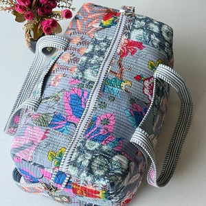 Sac de voyage matelassé en pur coton, imprimé à la main, motif floral, pour le sport, les voyages et le shopping - Sac de voyage floral en gros - Product Image 2