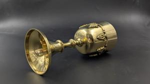 Calice en laiton vintage avec motif de raisin, décoration religieuse dans une boîte en velours, gravure médiévale en cuivre, motif de raisins, métal - Product Image 4