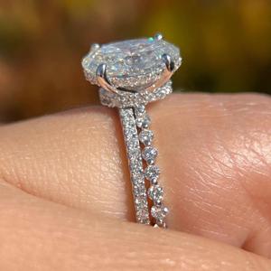 ชุดแหวนหมั้นมอยส์ซาไนต์ทรงรี 3 กะรัต: แหวนแต่งงานทองคำ 14K แบบโซลิแทร์ - Product Image 2