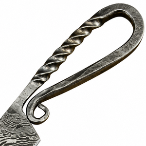 Couteau de chasse gris argenté à motif Damas avec poignée en métal torsadé, lame incurvée et pointue, style artisanal, utilitaire pour l'extérieur - Product Image 2