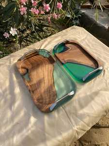 Plateau de service décoratif en résine bleue côtière et bois massif avec élégantes poignées dorées pour le petit-déjeuner, le thé et les charcuteries - Product Image 6