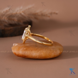 Anillo de compromiso de oro macizo con diamante de laboratorio de corte radiante y halo, estilo vintage con milgrain, joyería fina nupcial hecha a medida para mujer, regalo. - Product Image 3