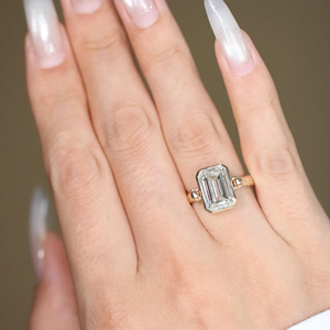 Anillo de Compromiso y Boda con Diamante Cultivado en Laboratorio, Corte Esmeralda, 3.50 Quilates, Oro Amarillo de 14k, Joyería para Regalo - Product Image 2