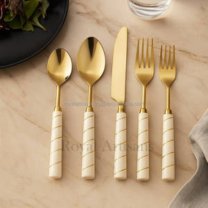 Juego de cubiertos Premium de 4 piezas con baño de oro PVD – Tenedor, cuchillo y cuchara de acero inoxidable con mango de acrílico transparente - Product Image 5