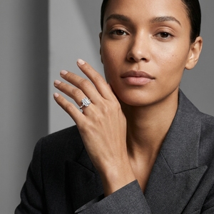 Bague de fiançailles en platine pour femme avec diamant taille émeraude PT950, style classique, diamant certifié IGI - Product Image 4