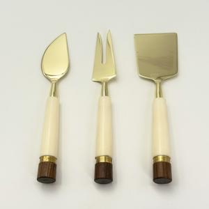 Juego de 3 Utensilios de Cocina de Lujo con Mango de Resina Hecho a Mano, Cortador de Queso, Elegante Regalo para Invitaciones - Product Image 1