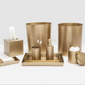 Juego de baño moderno de metal que incluye jabonera, soporte para cepillos de dientes y dispensador de loción para un estilo elegante en el baño. - Product Image 1