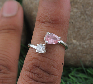 Anillo de Lujo Chapado en Oro Rosa con Circonita Cúbica Rosa Brillante - Joyería Chapada en Oro de Alta Calidad - Product Image 3