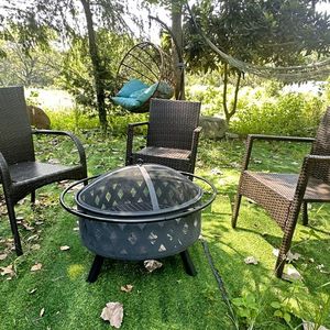 Braciere Rotondo da Esterno con Rete di Protezione, Griglia a Rete Diamantata, Braciere in Metallo a Legna per Cortili e Giardini - Product Image 1