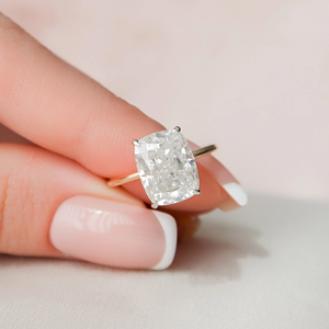 Bague de fiançailles en diamant taille coussin, or massif 18 carats, sertissage à griffes, bijoux fins classiques pour femme - Product Image 5