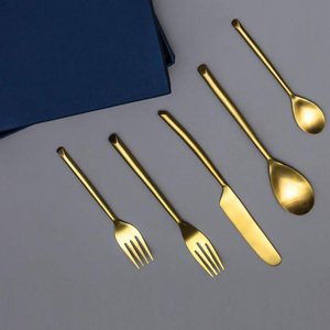 Ensemble de couverts en acier inoxydable doré miroir, collection de couverts réutilisables pour les dîners de mariage - Product Image 1