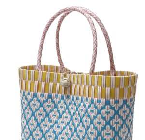 Sac fourre-tout en plastique tissé de qualité supérieure et sac fait main, bleu pastel et jaune multicolore, chic, pour femme, été, plage - Product Image 2