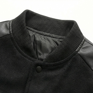 Chaqueta Varsity con Mangas de Cuero Negro |   Chaqueta Letterman Bordada |   Abrigo Oversize Estilo Urbano con Botones |   Fabricante OEM Personalizado - Product Image 3