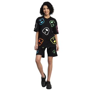 Ensemble deux pièces imprimé dessin animé noir pour femme – T-shirt oversize personnalisé et short, idéal pour les loisirs ludiques et le style urbain jeune - Product Image 5