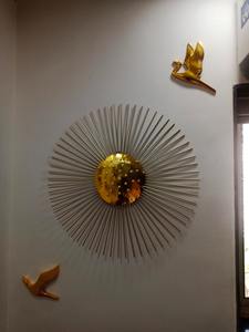 Décoration murale moderne en métal motif soleil éclatant avec oiseaux en vol pour salon et couloir, idéale pour les intérieurs de villas et de complexes hôteliers, provenance Inde - Product Image 4
